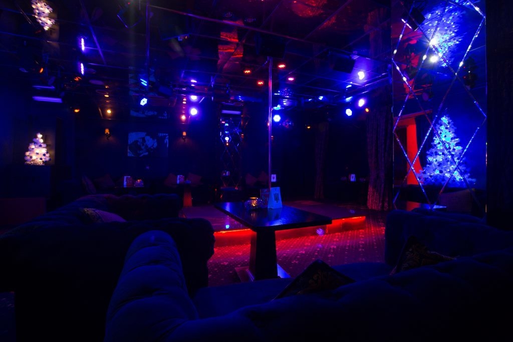 Ул club. Клуб Amoret Вишневая 13. Клуб Аморет Бауманская. Стрип клуб. Арт клуб Аморет.