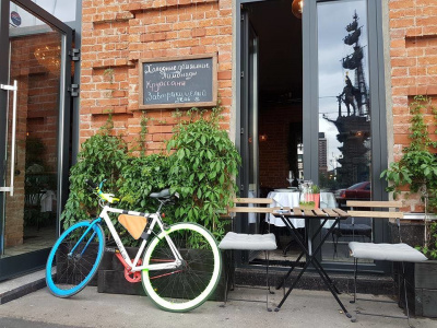 Petit café – маленькая Франция с видом на шедевр Церетели