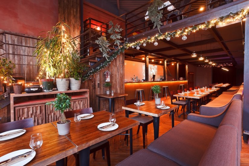 Кафе 2 этаж. Кафе 2 этаж. Антресоль в кафе. Двухъярусный ресторан. Двухэтажный ресторан.