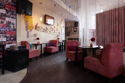 Первое городское караоке-кафе Red Town