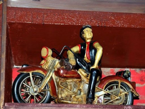 Бар для байкеров Night Train