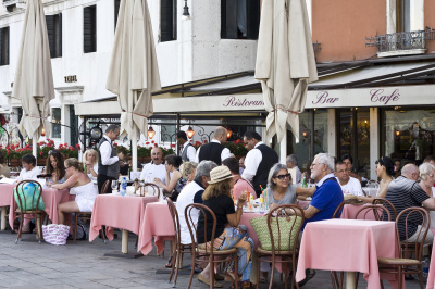За вами тоже следят: зачем рестораны собирают сведения о своих клиентах