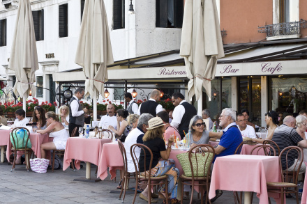 За вами тоже следят: зачем рестораны собирают сведения о своих клиентах
